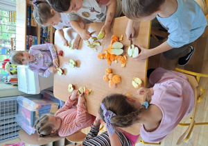 Dzieci z grupy III kroją owoce