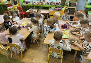 Dzieci z grupy I kroją owoce