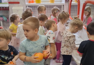 Dzieci z grupy II myją owoce