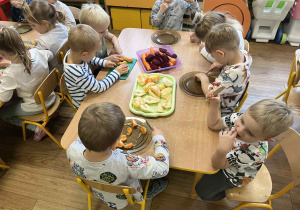 Dzieci z grupy I kroją owoce