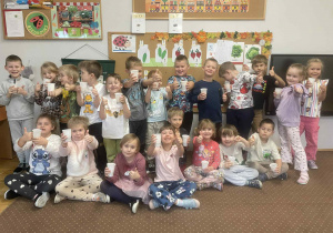 Dzieci z grupy IV z kubeczkami napełnionymi sokami