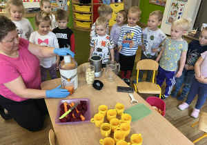 Dzieci z grupy I czekają na gotowy sok owocowy