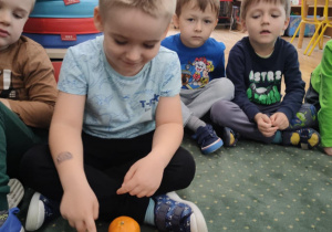 Chłopiec przelicza swoje owoce