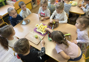 Dzieci z grupy I kroją owoce