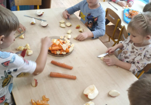 Dzieci z grupy II kroją owoce