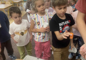 Dzieci z grupy IV czekają na gotowy sok owocowy