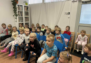 Dzieci siedzą w czytelni