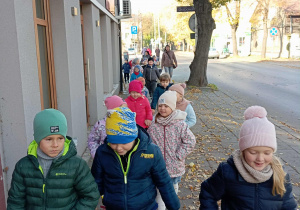 Dzieci podczas spaceru