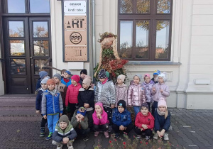 Dzieci stoją przed Miejskim Ośrodkiem Kultury