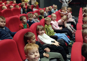 Dzieci siedzą na widowni