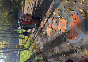 Dzieci skaczą w klasy i powtarzają cyfry