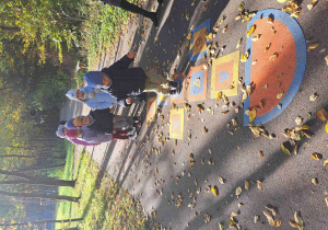 Dzieci skaczą w klasy i powtarzają cyfry