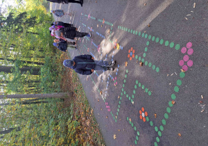 Dzieci przechodzą przez namalowany labirynt