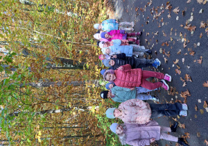 Dzieci podczas spaceru w parku