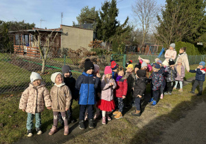 Dzieci podczas spaceru
