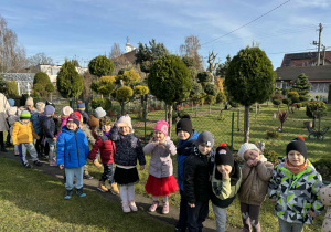 Dzieci podczas spaceru