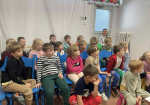 Dzieci siedzą podczas słuchania bajki
