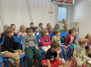 Biedronki rozmawiają o emocjach w bibliotece