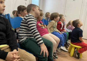 Przedszkolaki słuchają bajki