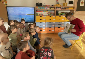 Dzieci słuchają bajki o Franklinie