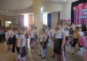 dziewczynki prezentują układ taneczny z chustkami
