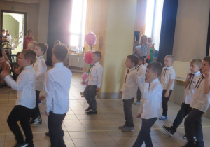 chłopcy prezentują układ taneczny do piosenki Gumi Miś