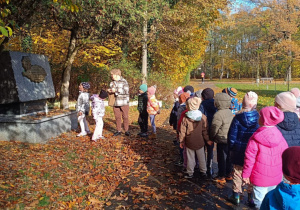 Dzieci przy pomniku 15 pułku Wilków