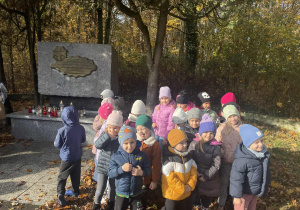 Dzieci z grupy III przy pomniku