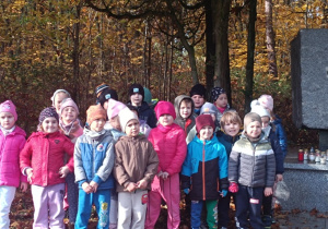 Dzieci z grupy IV przy pomniku