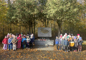 Dzieci z obu grup przy pomniku 15 pułku Wilków