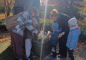 Dzieci przy pomniku Salwy