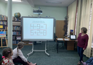 Dzieci podczas rozwiązywania zagadki