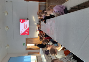 Dzieci podczas słuchania o historii Polski