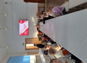 Starszaki na lekcji patriotycznej w Muzeum Miasta Pabianic