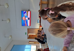 Dzieci oglądają film o symbolach narodowych