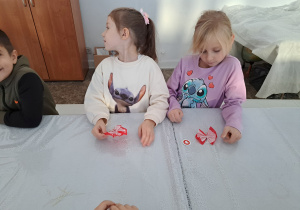 Dziewczynki wykonują kotyliony