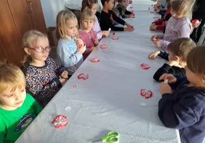 Dzieci podczas wykonywania kotylionów