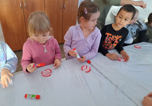 Dzieci podczas wykonywania kotylionów