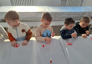 Dzieci podczas wykonywania kotylionów