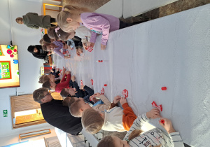 Dzieci podczas wykonywania kotylionów