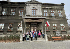 Dzieci przed budynkiem muzeum