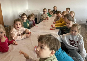 Dzieci z kotylionami