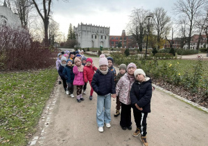 Dzieci podczas krótkiego spaceru po parku Słowackiego