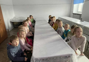 Dzieci podczas zajęć edukacyjnych o Polsce