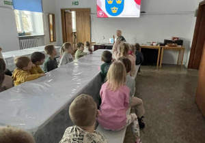 Dzieci słuchają historii o Pabianicach