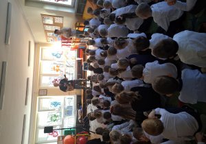 Dzieci siedzą podczas koncertu