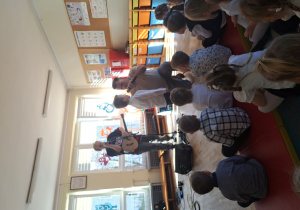 Chłopiec podkłada swój głos do piosenki