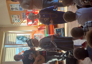 Dwoje dzieci przebranych za hiphopowców tańczy do piosenki