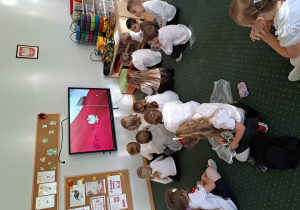 Dzieci z grupy III oglądają film edukacyjny o Narodowym Święcie Niepodległości