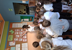 Dzieci z grupy III oglądają kodeks młodego patrioty